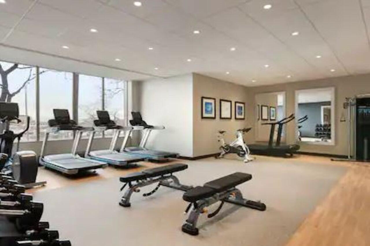 Embassy Suites By Hilton Toronto Airport Bagian luar foto