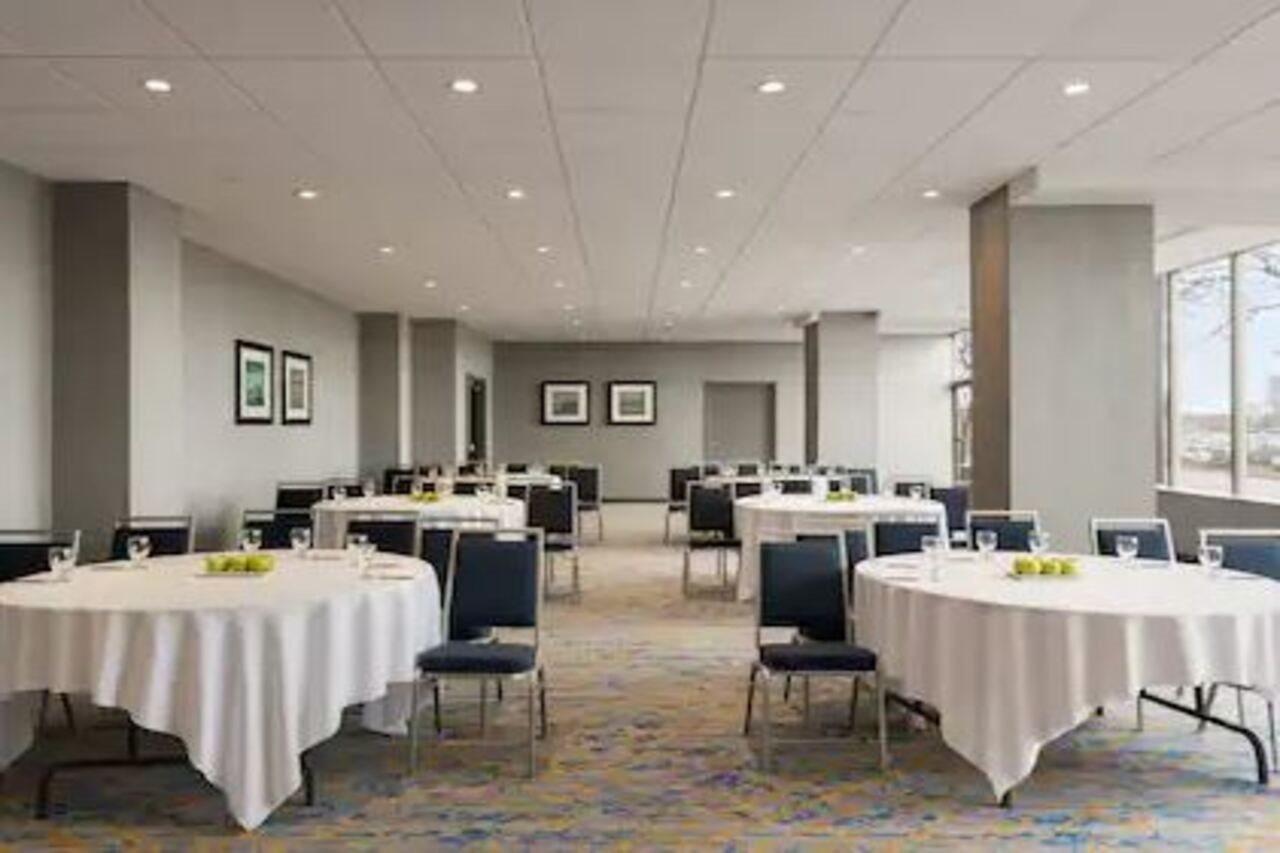 Embassy Suites By Hilton Toronto Airport Bagian luar foto