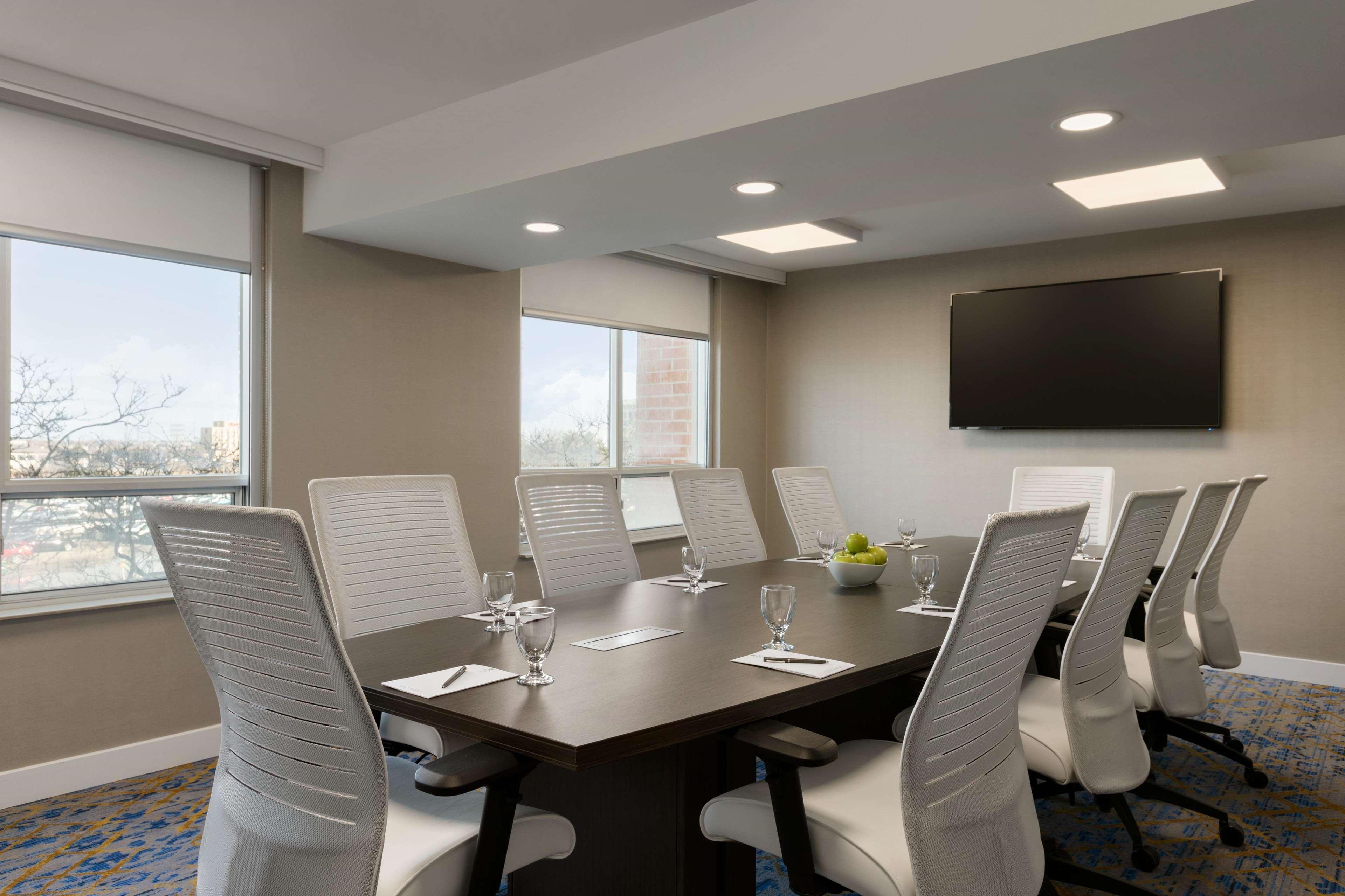 Embassy Suites By Hilton Toronto Airport Bagian luar foto