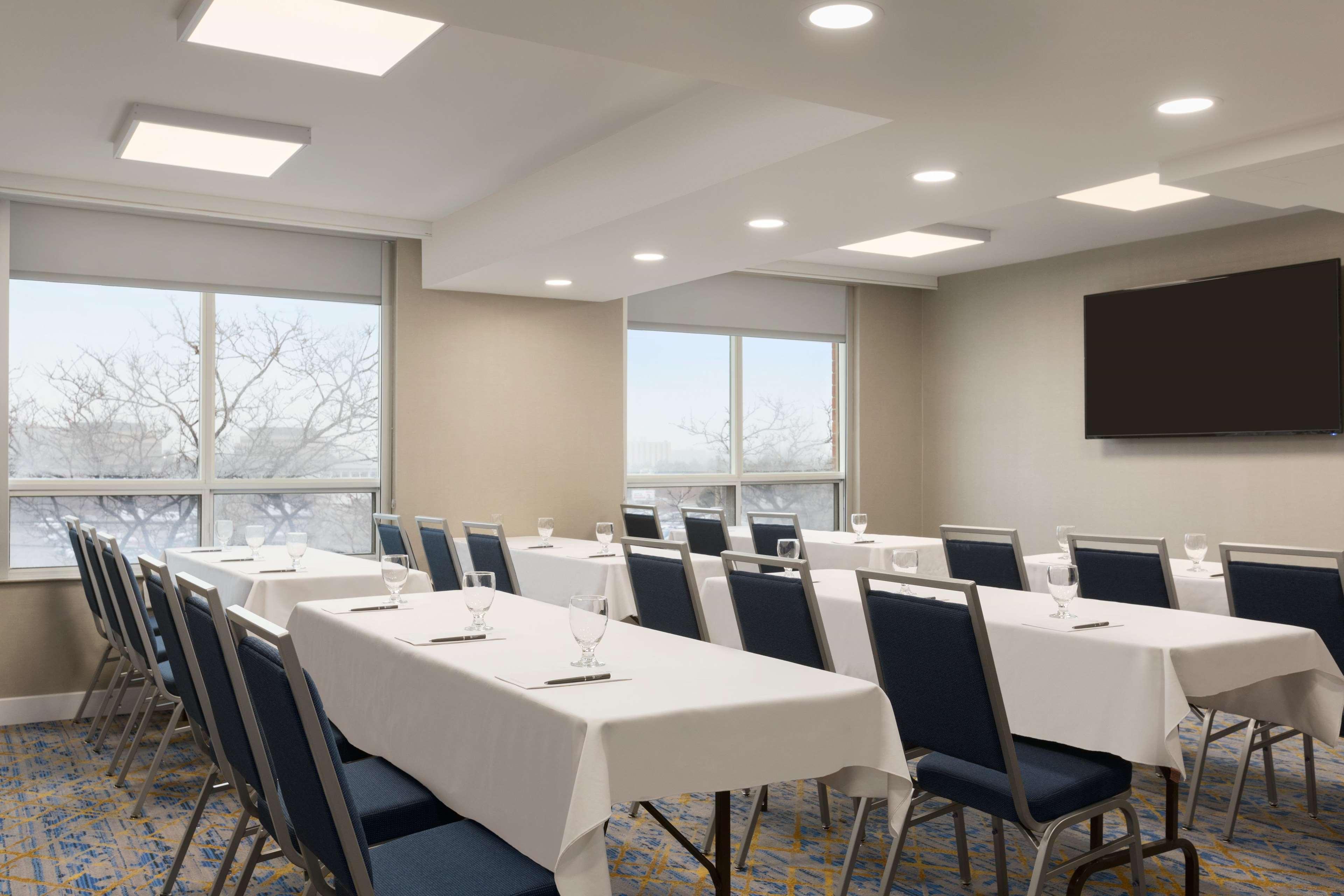 Embassy Suites By Hilton Toronto Airport Bagian luar foto
