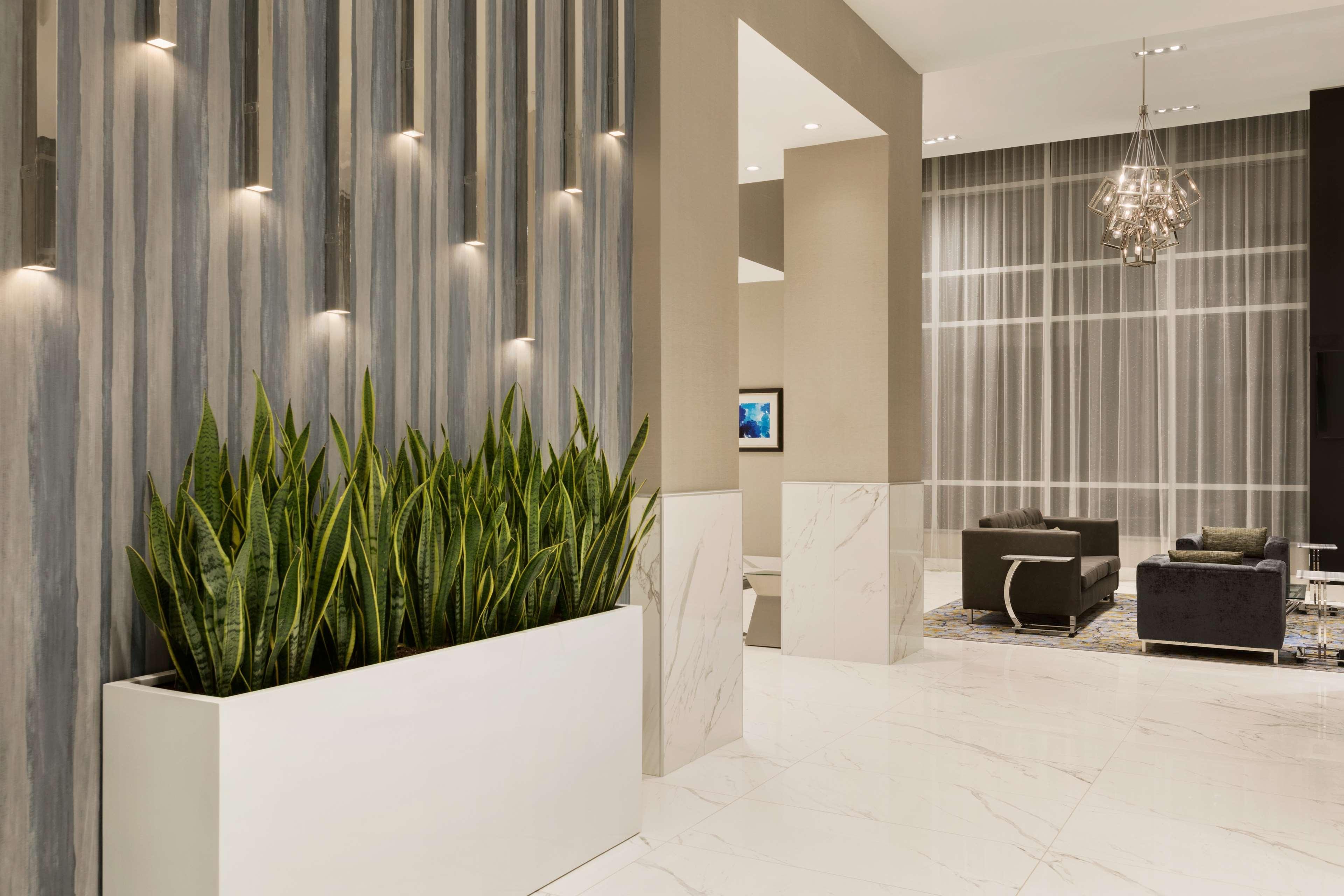 Embassy Suites By Hilton Toronto Airport Bagian luar foto