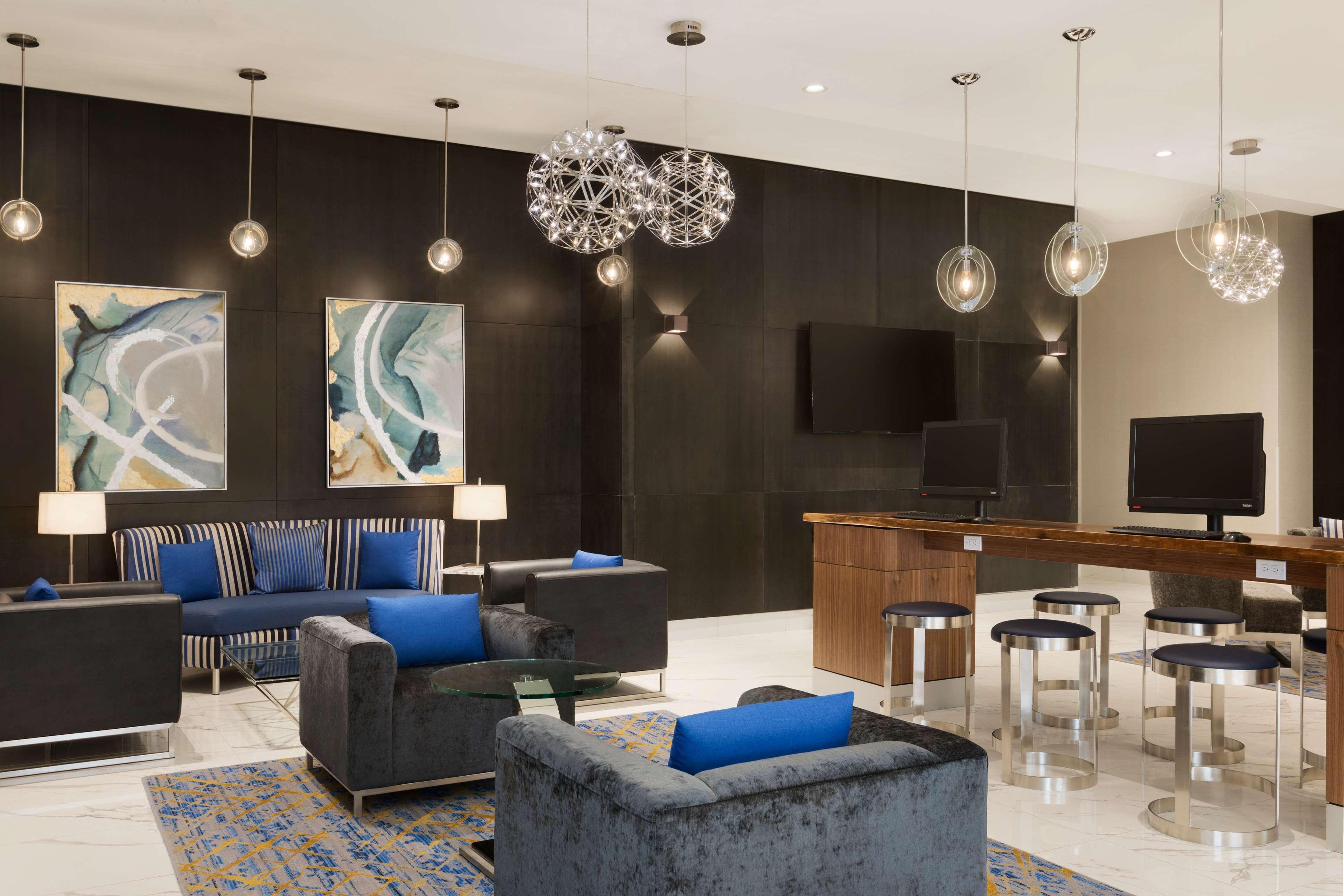 Embassy Suites By Hilton Toronto Airport Bagian luar foto
