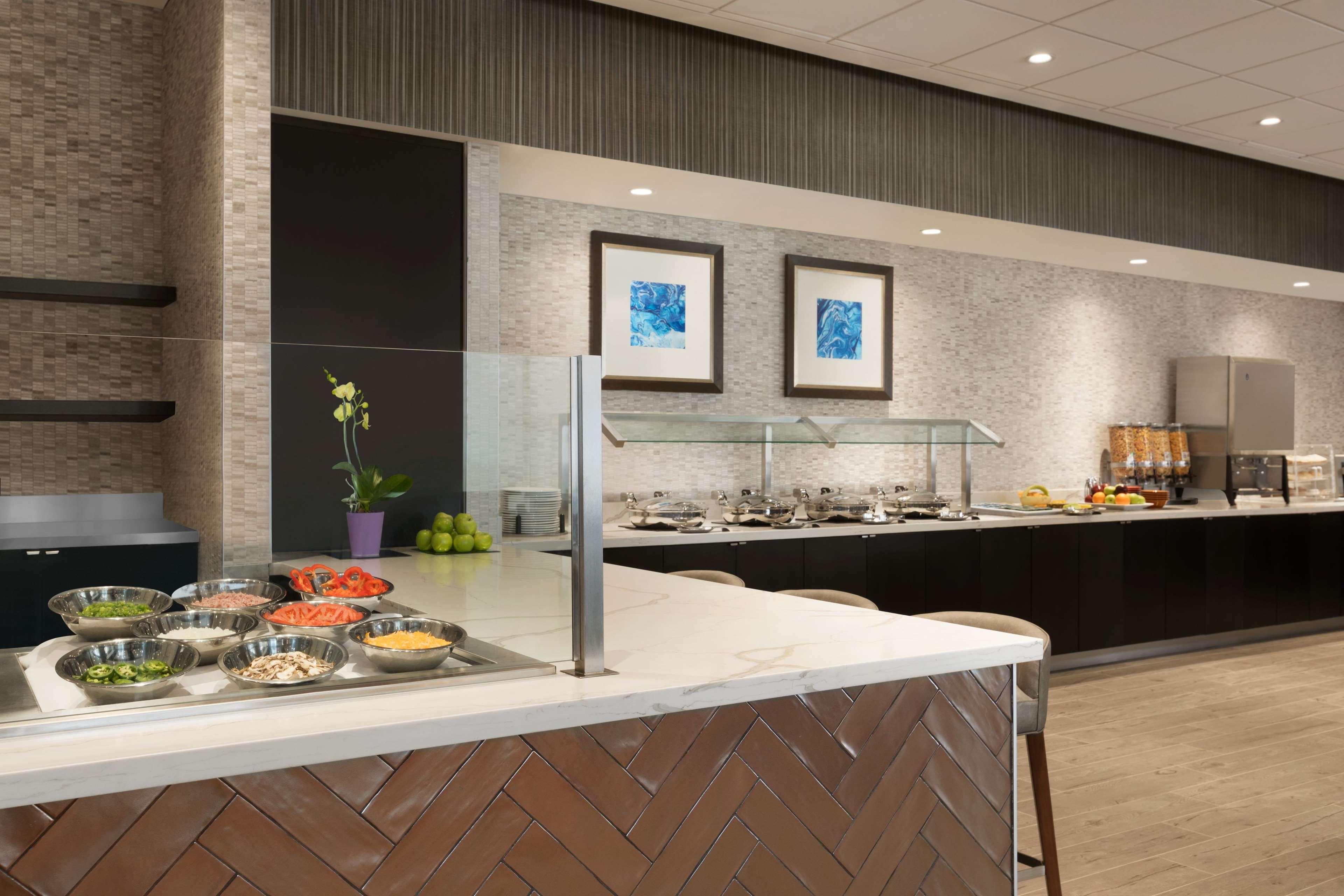 Embassy Suites By Hilton Toronto Airport Bagian luar foto