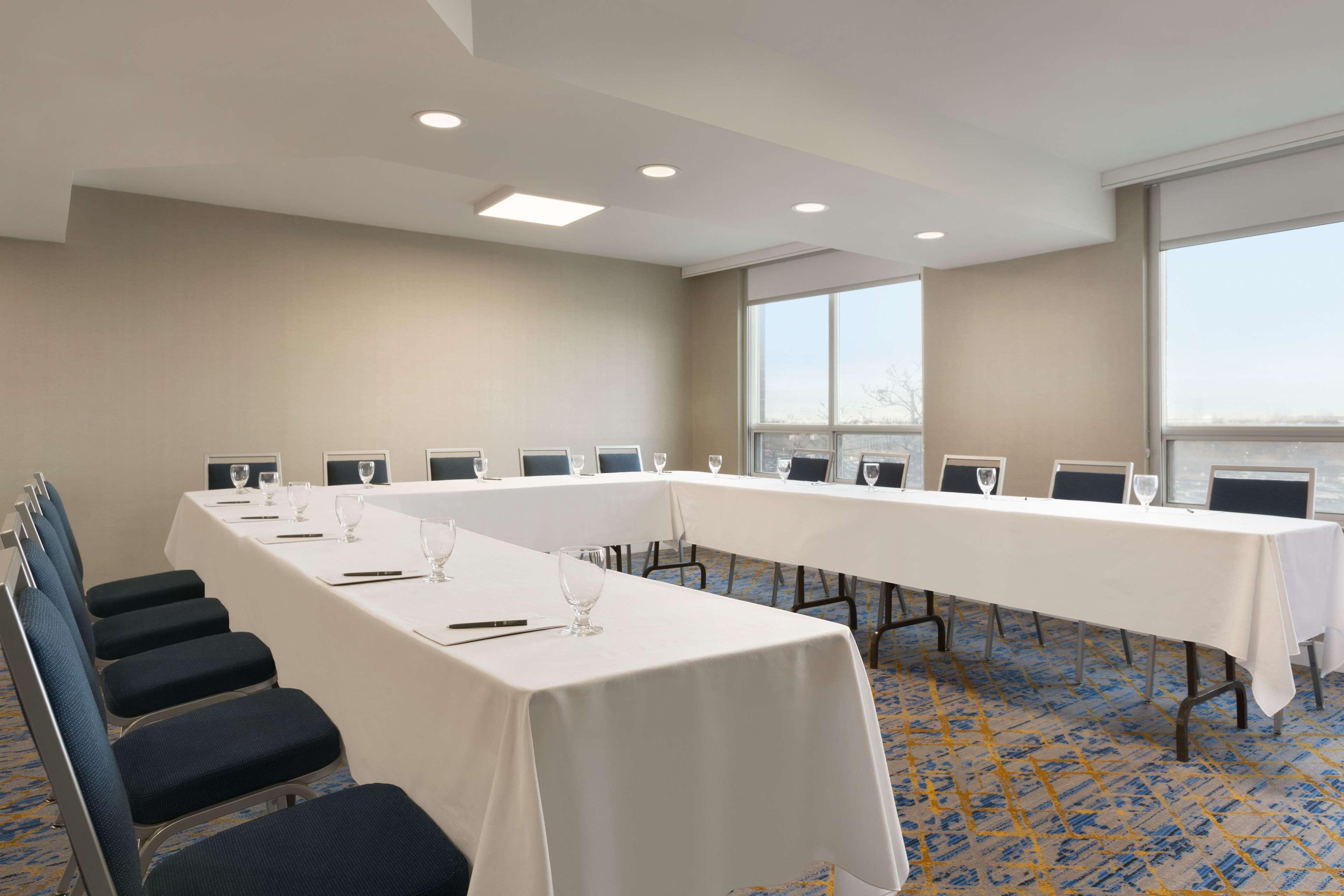 Embassy Suites By Hilton Toronto Airport Bagian luar foto