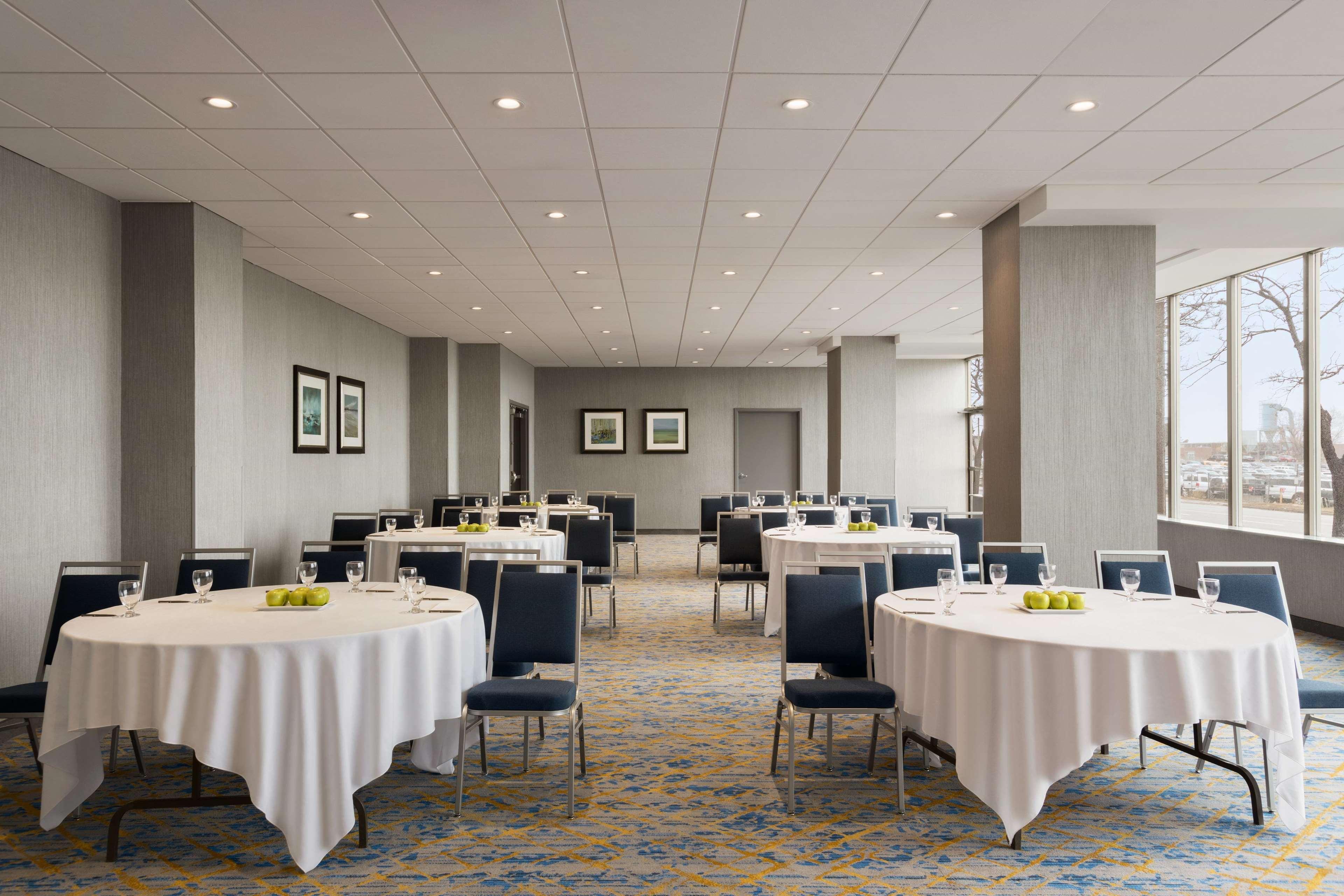 Embassy Suites By Hilton Toronto Airport Bagian luar foto