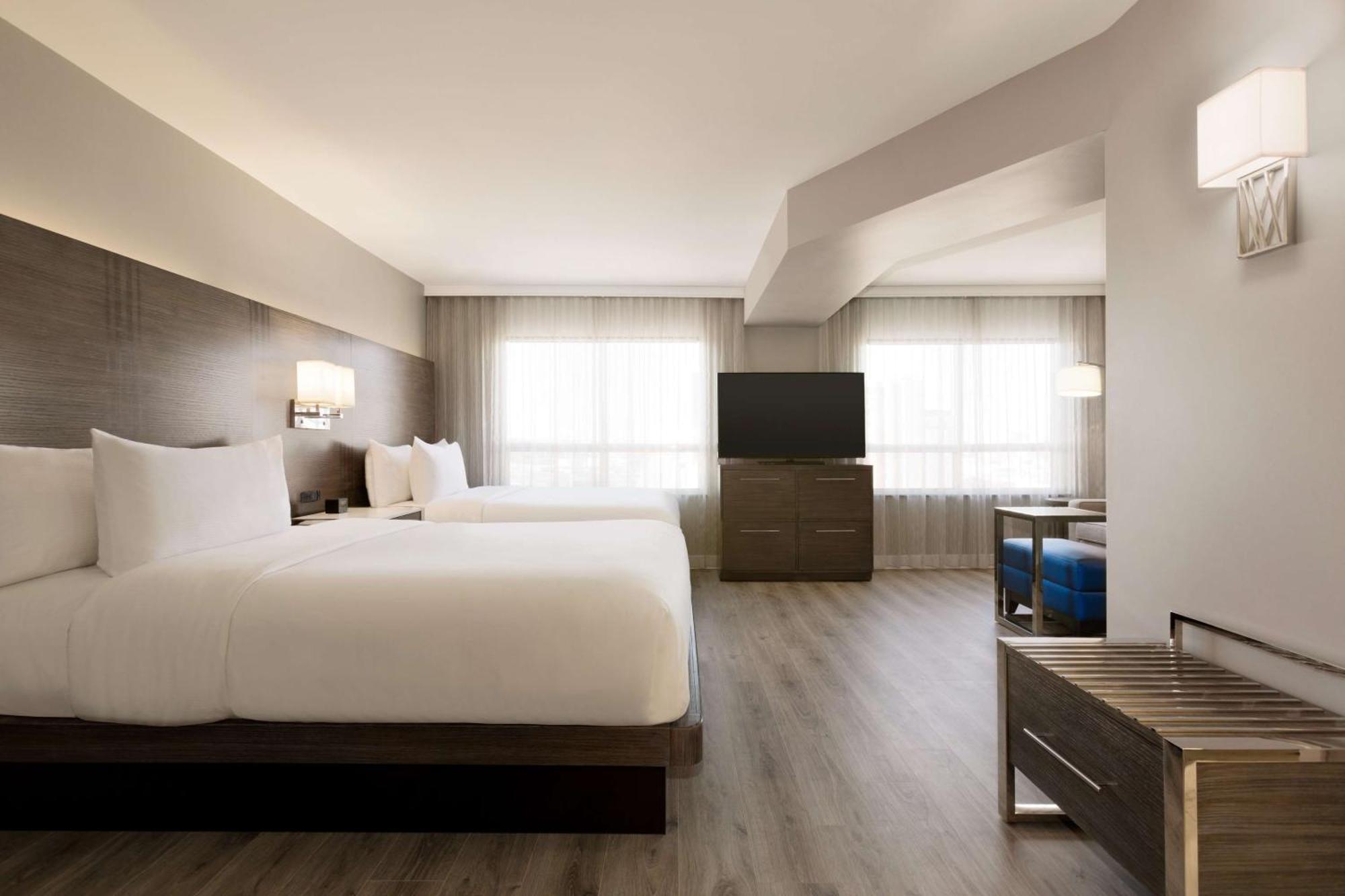 Embassy Suites By Hilton Toronto Airport Bagian luar foto