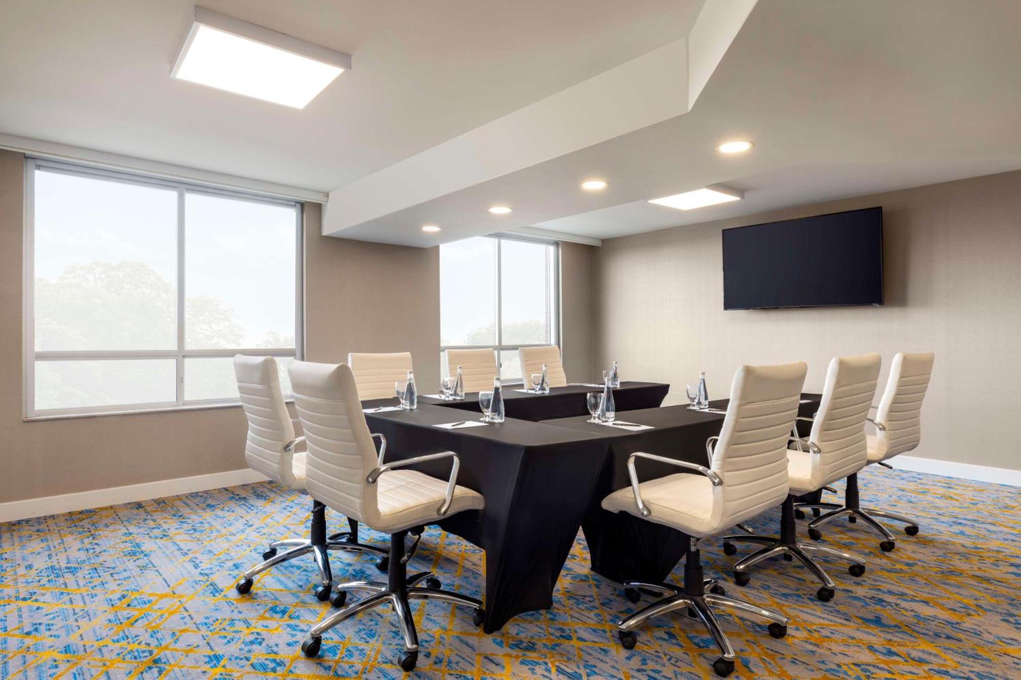 Embassy Suites By Hilton Toronto Airport Bagian luar foto