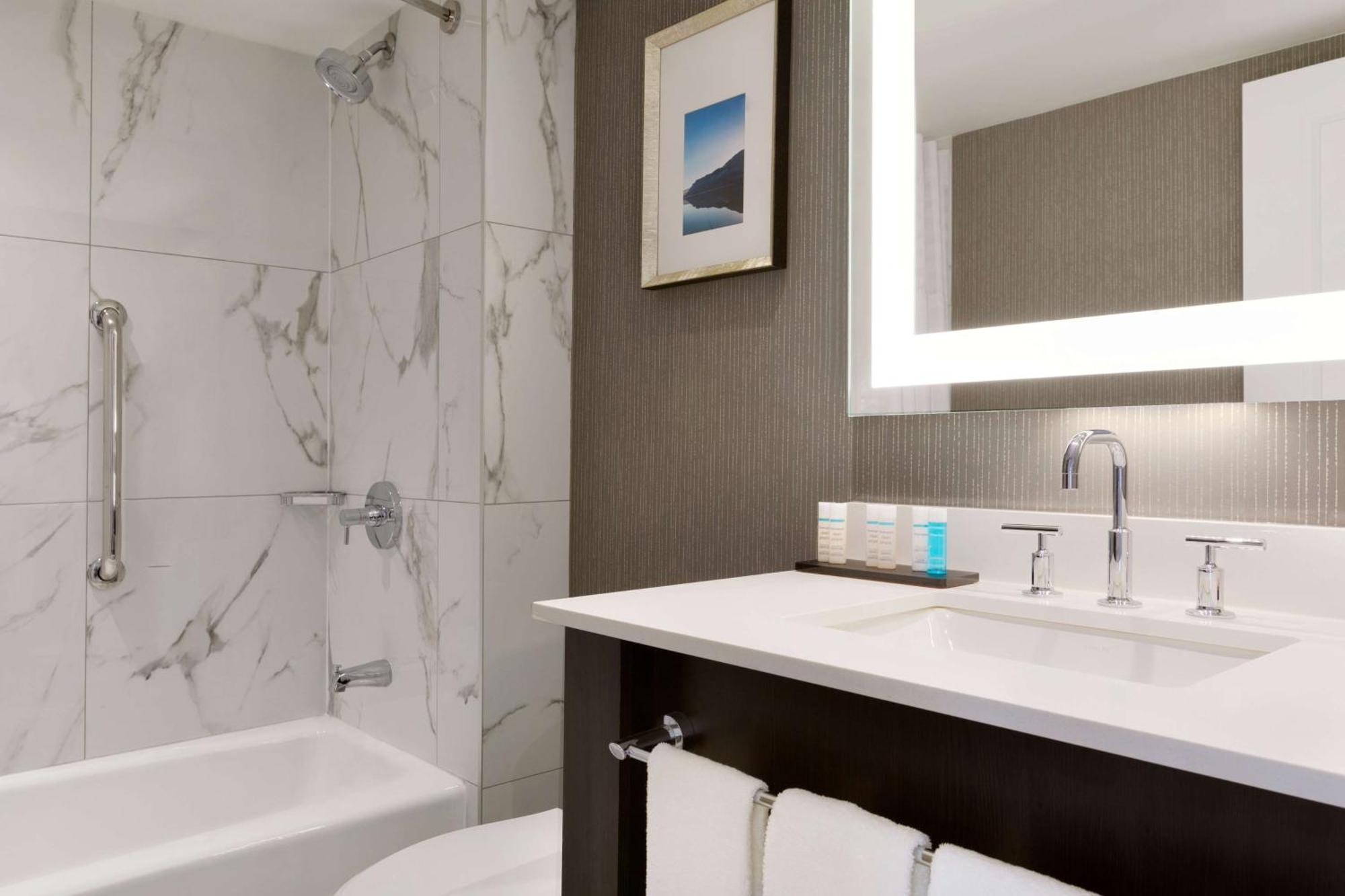 Embassy Suites By Hilton Toronto Airport Bagian luar foto