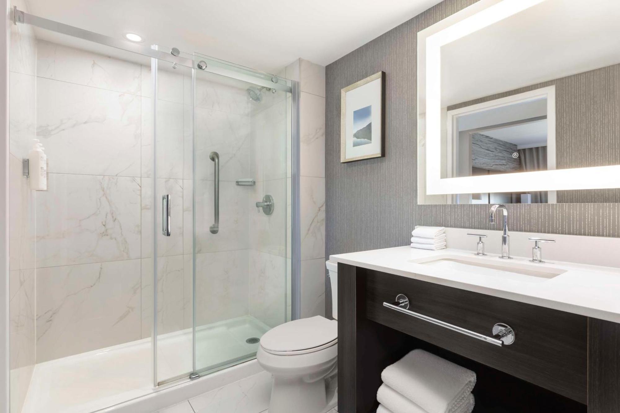 Embassy Suites By Hilton Toronto Airport Bagian luar foto