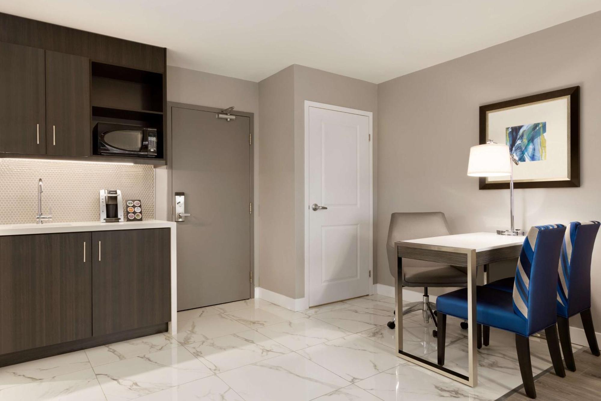 Embassy Suites By Hilton Toronto Airport Bagian luar foto