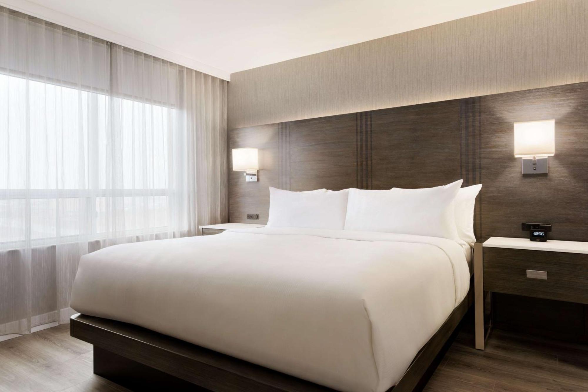 Embassy Suites By Hilton Toronto Airport Bagian luar foto