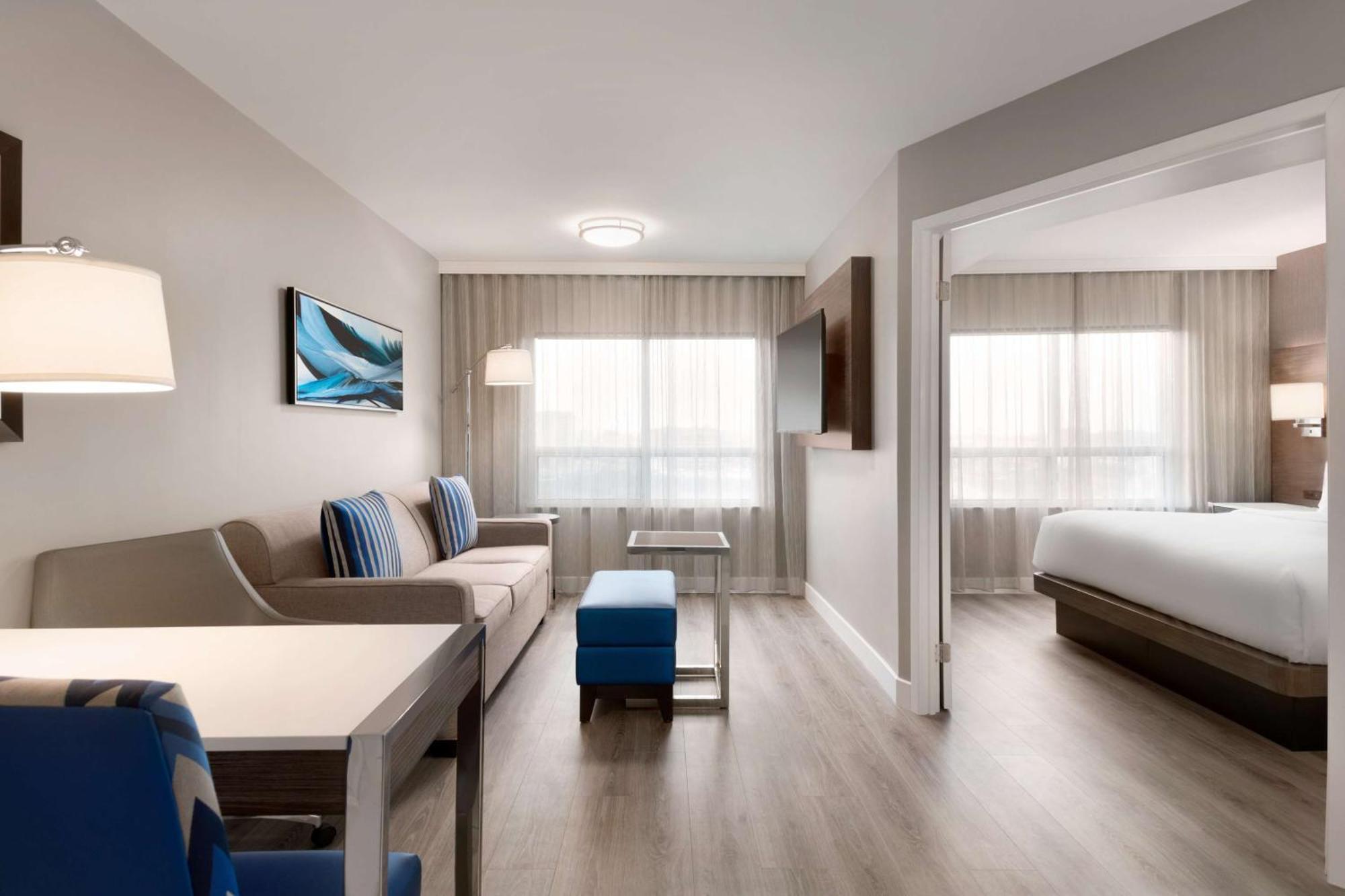 Embassy Suites By Hilton Toronto Airport Bagian luar foto