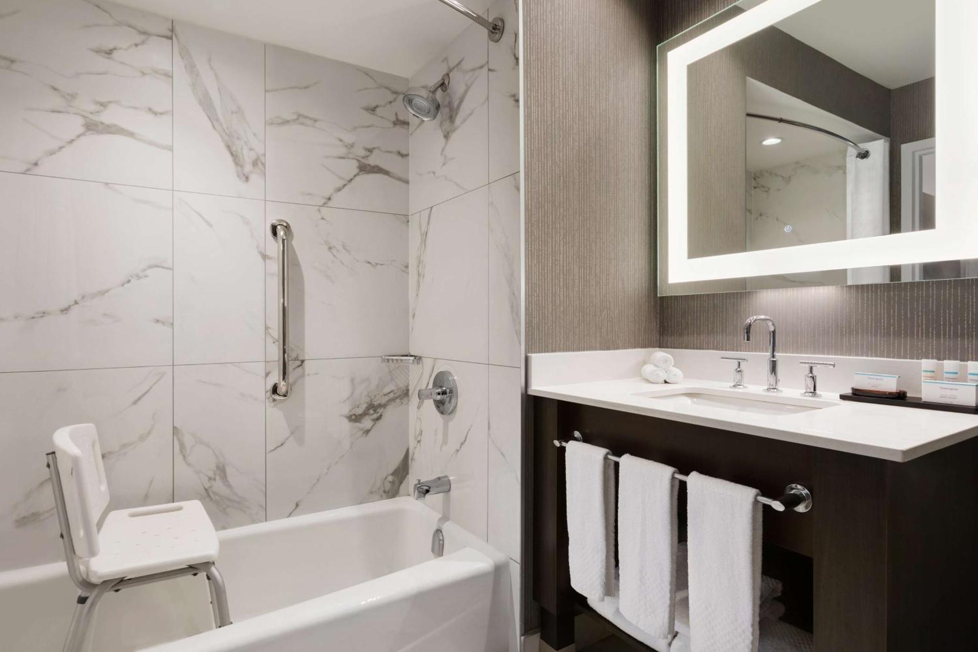 Embassy Suites By Hilton Toronto Airport Bagian luar foto