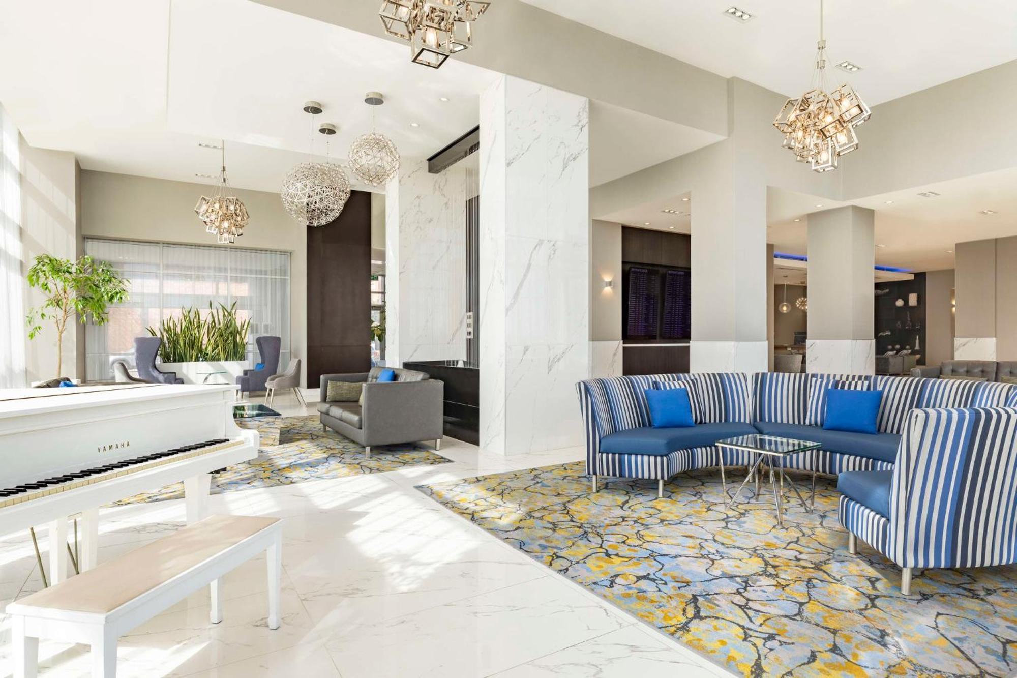 Embassy Suites By Hilton Toronto Airport Bagian luar foto