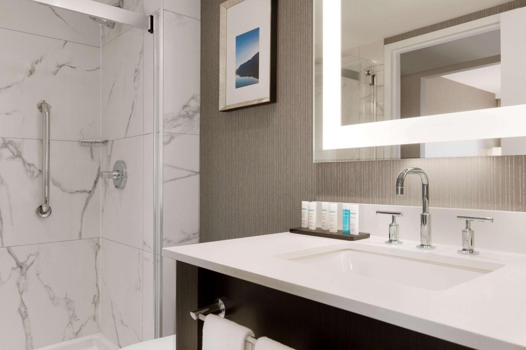 Embassy Suites By Hilton Toronto Airport Bagian luar foto