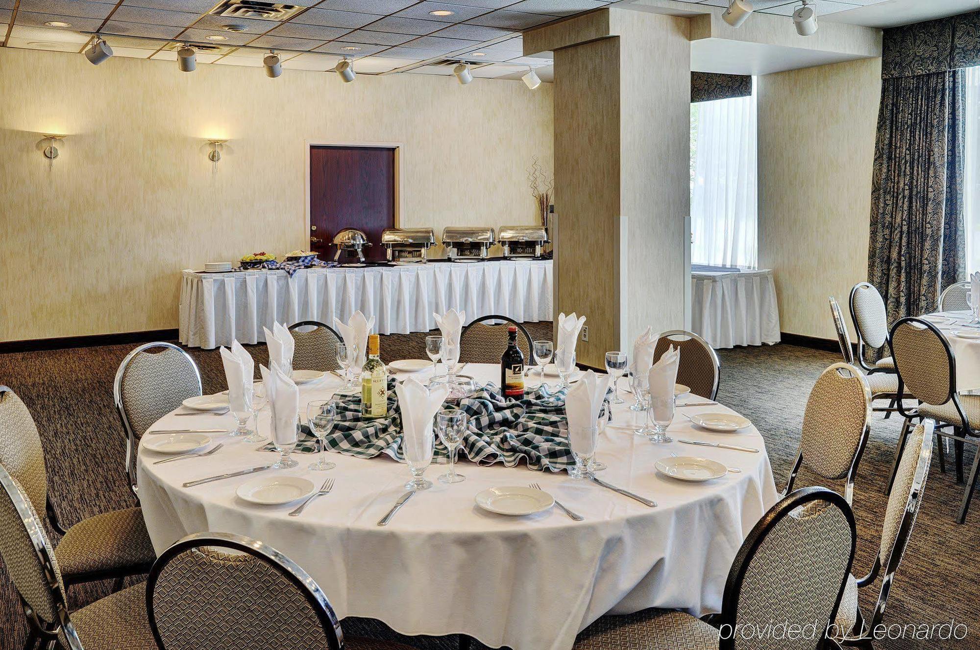 Embassy Suites By Hilton Toronto Airport Bagian luar foto