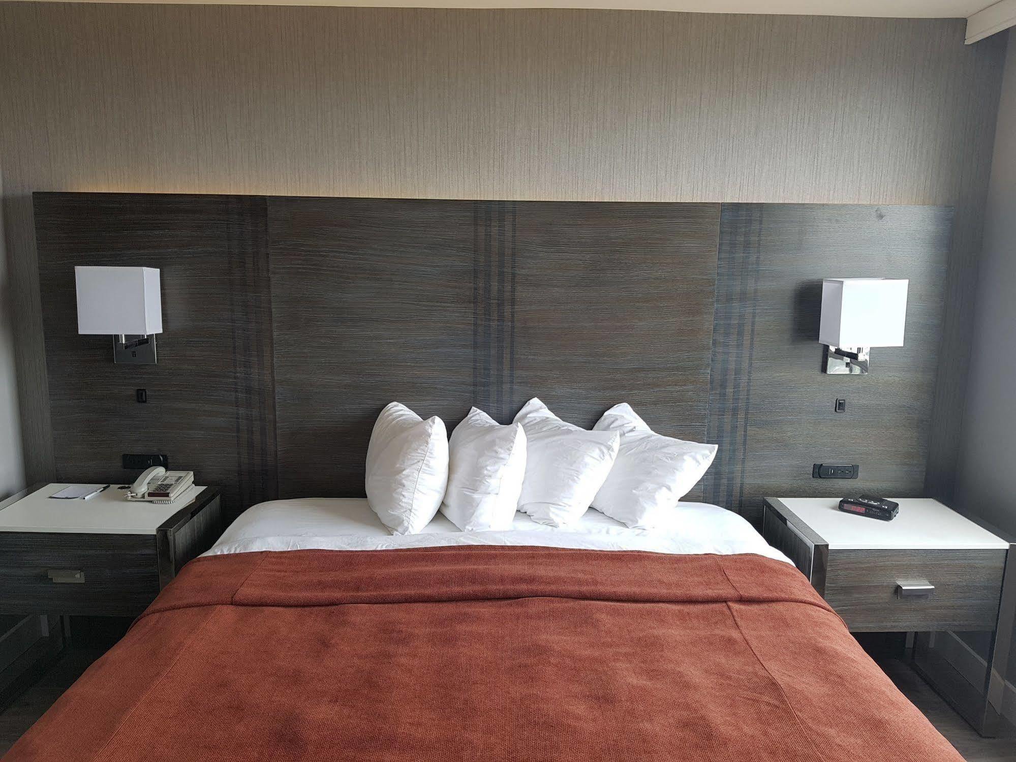 Embassy Suites By Hilton Toronto Airport Bagian luar foto